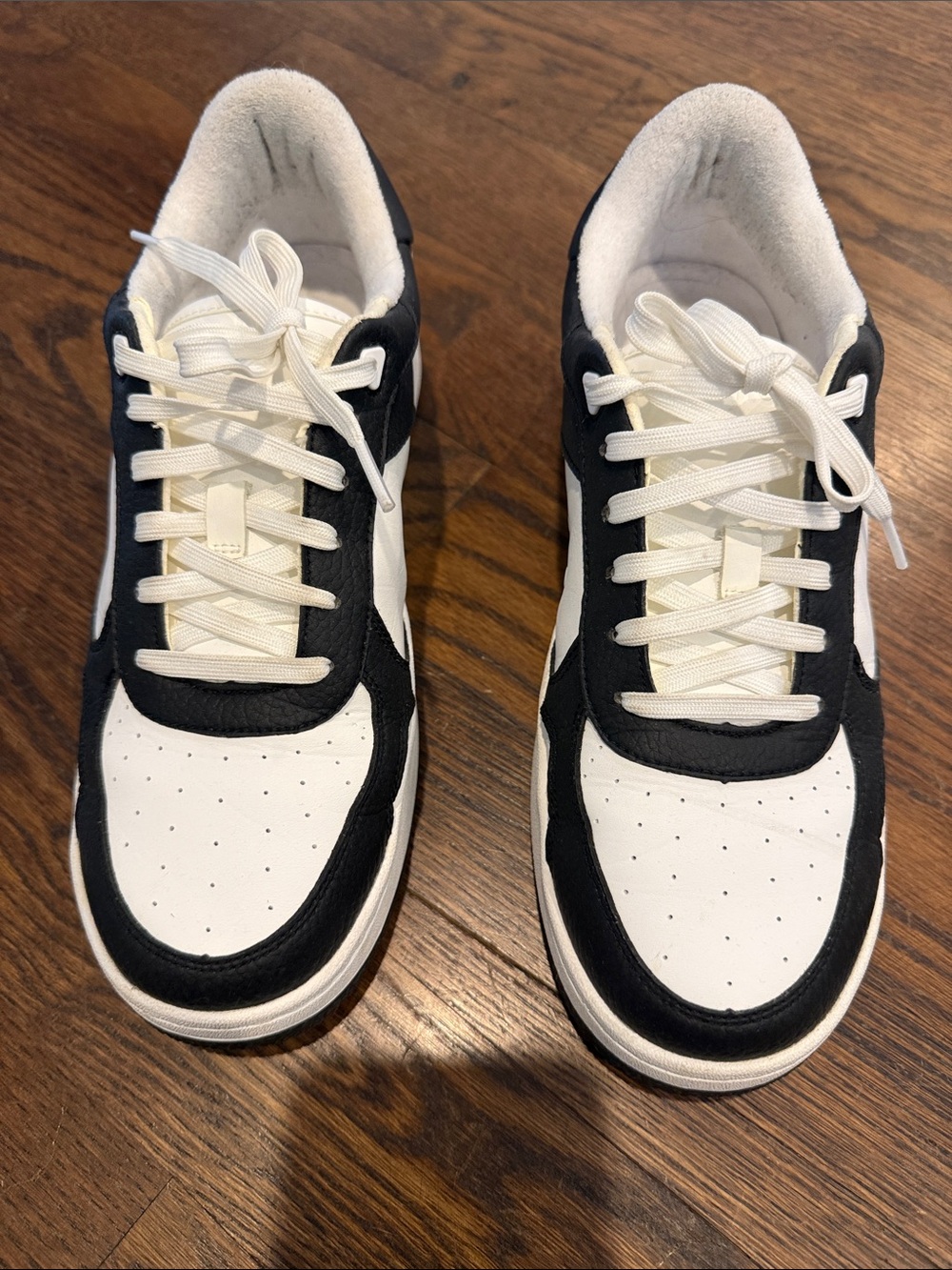 ALO Yoga Black and White Low-Top Sneakers